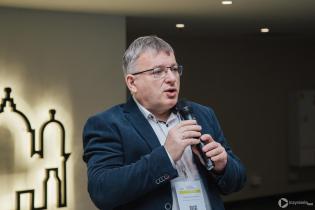 Tomasz Szczepański, Centrum Badań i Certyfikacji sp. z o.o. Dyskusja w ramach sesji roboczych nt. wytycznych odbiorów prac realizowanych w technologii CIPP w trakcie IV Konferencji „Renowacja Wykładzinami (Rękawami) Utwardzanymi na Miejscu”. Fot. Quality Studio dla www.inzynieria.com