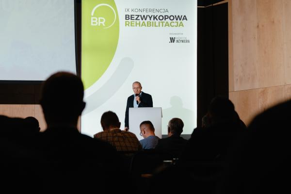 Zdjęcie IX Konferencja Bezwykopowa Rehabilitacja. Paweł Pill (Uponor Infra sp. z o.o.). fot. Quality Studio dla www.inzynieria.com