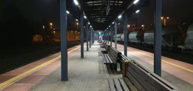 Oświetlony peron na stacji Gdynia Orłowo. Fot. Adam Załęski/PKP PLK