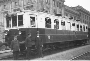 Pierwszy wagon motorowy na Dworcu Głównym w Krakowie kursujący na linii Kraków-Krynica. Maj 1931 r. Fot. Narodowe Archiwum Cyfrowe
