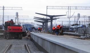 Odrestaurowane filary wiaty na peronie stacji Olsztyn Główny. Fot. Andrzej Puzewicz/PKP PLK