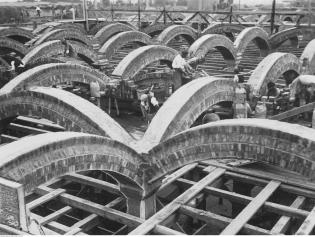 Murarze podczas prac przy budowie zbiornika wody w Łodzi. Sierpień 1935 r. Fot. Narodowe Archiwum Cyfrowe