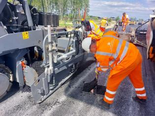 Pobór próbek MMA do badań – warstwa wiążąca AC 16 W (przy rozkładarce). Fot. GDDKiA