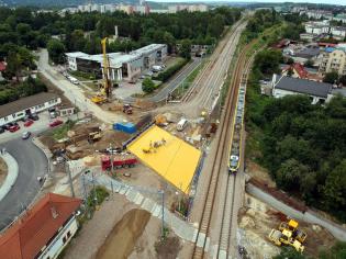 Skrzyżowanie linii kolejowej i ul. Rydla. Prace przy budowie bezkolizyjnego przejazdu potrwają do 1 listopada br. Fot. PKP PLK
