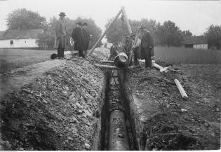 Budowa wodociągu w Brzezince k. Mysłowic – robotnicy podczas układania rurociągu. Lata 1922-39. Fot. Narodowe Archiwum Cyfrowe