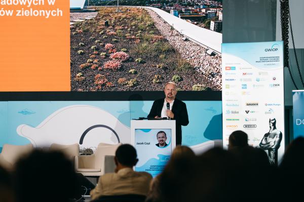 Zdjęcie IV Kongres Gospodarowania Wodami i Ochrony Przeciwpowodziowej. Jacek Czyż, Green Roofs Manager, Bauder Polska. fot. Quality Studio dla www.inzynieria.com
