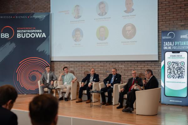 Zdjęcie II Konferencja Bezwykopowa Budowa. Panel dyskusyjny, od lewej: Piotr Kosz (Steinzeug Keramo), Aleksander Kazański (Nodigmarket24), Wojciech Zatyka (Herrenknecht AG), Tomasz Morciniec (BBA Pumps PL), dr inż. Florian Piechurski (Politechnika Śląska), dr inż. Andrzej Kolonko (Politechnika Wrocławska).  fot. Quality Studio dla www.inzynieria.com