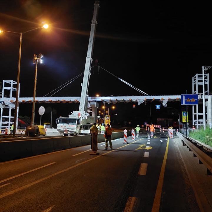 Zakopianka. Nocne prace przy kładce w Mogilanach