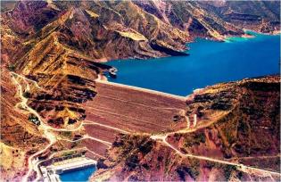 Zapora Nurecka (na rzece Wachsz w Tadżykistanie) liczy 304 m wysokości i tym samym jest najwyższą na świecie sztuczną zaporą wodną.  
Fot. Wikimedia Commons