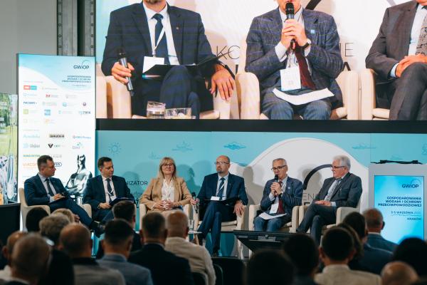 Zdjęcie IV Kongres Gospodarowania Wodami i Ochrony Przeciwpowodziowej. Panel dyskusyjny, od lewej: Piotr Ziętara, Prezes Wodociągów Miasta Krakowa; Mateusz Balcerowicz, Prezes Państwowego Gospodarstwa Wodnego Wody Polskie; Renata Tomusiak, Prezes Miejskiego Przedsiębiorstwa Wodociągów i Kanalizacji w m.st. Warszawie; Robert Gajda, Zastępca Prezesa Narodowego Funduszu Ochrony Środowiska i Gospodarki Wodnej; Stanisław Drzewiecki, Prezes Miejskich Wodociągów i Kanalizacji w Bydgoszczy; Stanisław Kracik, III Zastępca Prezydenta Miasta Krakowa. fot. Quality Studio dla www.inzynieria.com