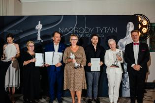 Uroczysta gala z rozdaniem nagród TYTAN. Od lewej: prowadząca galę Dorota Rojek-Koryzna; dr hab. inż. Jadwiga Królikowska, Politechnika Krakowska; Wojciech Kozak, Państwowe Gospodarstwo Wodne Wody Polskie, Dyrektor RZGW w Krakowie; Anna Wilk, Katowickie Inwestycje S.A.; Kamil Gaweł, AUMA Polska Sp. z o.o.; Agnieszka Wrzesińska, Wavin Polska S.A.; Paweł Kośmider, Prezes Wydawnictwa INŻYNIERIAfot. Quality Studio dla www.inzynieria.com