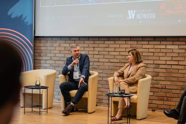 Zdjęcie II Konferencja Bezwykopowa Budowa. Panel dyskusyjny, Piotr Zakrzewski (Gaz-System), Katarzyna Ostrowska (ILF Consulting Engineers Polska). fot. Quality Studio dla www.inzynieria.com