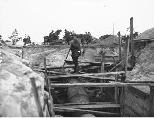 Budowa wodociągu na terenie stacji pomp i filtrów w Maczkach na Górnym Śląsku – na pierwszym planie robotnicy przy rurze wodociągowej. Wrzesień 1930 r. Fot. Narodowe Archiwum Cyfrowe