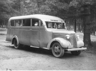 Autobus komunikacji miejskiej w Rymanowie, 1937-1939. Fot. Narodowe Archiwum Cyfrowe