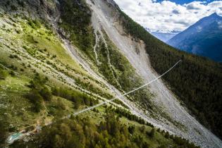 Najdłuższy pieszy most wiszący na świecie. Fot. europaweg.ch