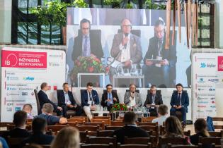 17. Konferencja, Wystawa i pokazy Technologii INŻYNIERIA BEZWYKOPOWA, Tomaszowice k. Krakowa, 2019 r. Od lewej: Wojciech Zatyka - Herrenknecht, Henk Kruse - Deltares, Kamil Kasprzak – ROE, Atef Khemiri - DCA-Europe, Jari Kaukonen – ISTT, Florian Piechurski – Politechnika Śląska, Jacek Jaworski – Heads. fot. Quality Studio dla www.inzynieria.com