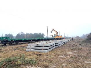 Rozładunek podkładów na stacji Ocice.  Fot. Paweł Babiarz/PKP PLK