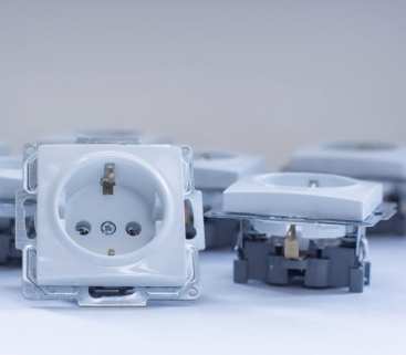 Gniazda i osprzęt elektryczny w projektach komercyjnych – jak dobierać komponenty zgodnie z normami? avatar