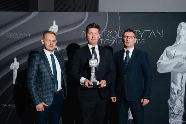 Zdjęcie IV Kongres Geoinżynieria i Budownictwo Podziemne. Gala rozdania Nagród TYTAN 2025. Od lewej: Marcin Seroczyński, Michał Januszewski, Paweł Szmyt (ArcelorMittal). fot. Quality Studio dla www.inzynieria.com