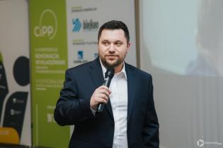 Łukasz Lis (Pipe Control). Dyskusja w trakcie IV Konferencji „Renowacja Wykładzinami (Rękawami) Utwardzanymi na Miejscu”. Fot. Quality Studio dla www.inzynieria.com