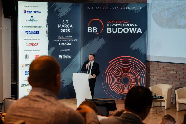 Zdjęcie II Konferencja Bezwykopowa Budowa. Przewodniczący Paweł Kośmider (Wydawnictwo Inżynieria). fot. Quality Studio dla www.inzynieria.com