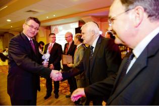 10. Konferencja, Wystawa i pokazy Technologii INŻYNIERIA BEZWYKOPOWA, Zawiercie, 2012 r. Andrzej Kulczakowicz przyjmuje gratulacje od Cezarego Madryasa. fot. Quality Studio dla www.inzynieria.com