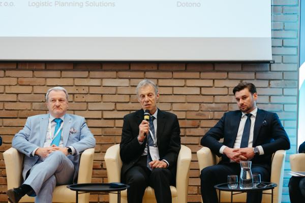 Zdjęcie II Konferencja Bezwykopowa Budowa. Panel dyskusyjny, od lewej: dr hab. inż. Jan Ziaja (profesor Akademii Górniczo-Hutniczej), dr inż. Andrzej Kolonko (Politechnika Wrocławska), Oskar Kroszka (Elektropaks). fot. Quality Studio dla www.inzynieria.com