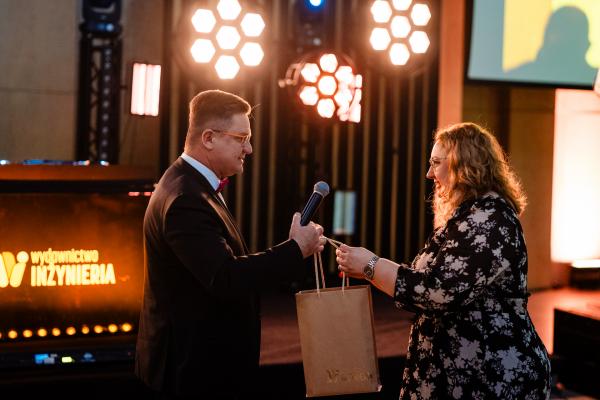 Zdjęcie IX Konferencja Bezwykopowa Rehabilitacja, wieczorna gala, wręczenie nagród. Przewodniczący Konferencji Paweł Kośmider (Wydawnictwo INŻYNIERIA sp. z o.o.).  fot. Quality Studio dla www.inzynieria.com