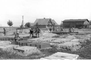 Budowa drogi na półwyspie Helskim (odcinek Wielka Wieś-Hallerowo). Źródło: Narodowe Archiwum Cyfrowe