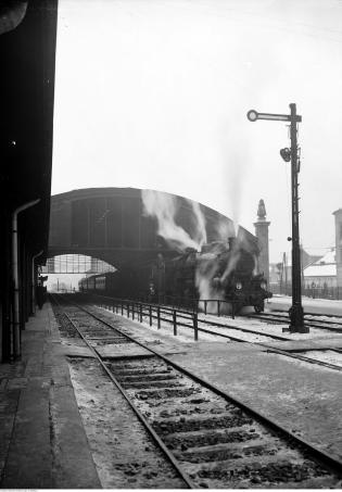 Pociąg osobowy z parowozem Pn 12.  Marzec 1937 r. Fot. Narodowe Archiwum Cyfrowe