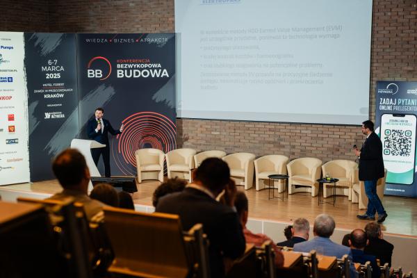 Zdjęcie II Konferencja Bezwykopowa Budowa. Od lewej: Oskar Kroszka (Elektropaks) oraz Michał Milfort-Mieroszewski (Logistic Planning Solutions). fot. Quality Studio dla www.inzynieria.com