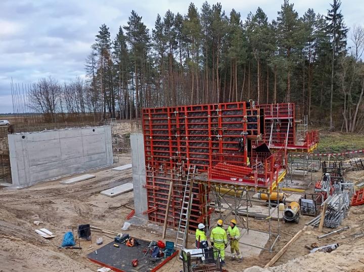 S17 w budowie: węzeł, obiekty mostowe i pierwsze warstwy bitumiczne