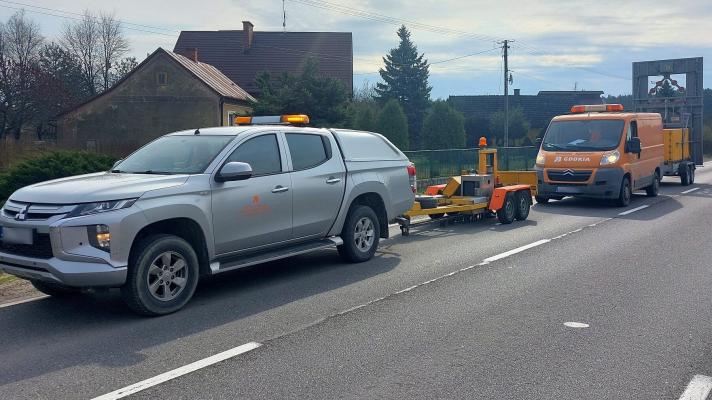 Zdjęcie Badanie ugięć nawierzchni urządzeniem FWD w ramach kampanii DSN (Diagnostyka Stanu Nawierzchni), droga krajowa nr 77. Fot. GDDKiA