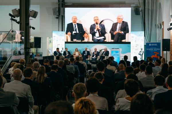 Zdjęcie IV Kongres Gospodarowania Wodami i Ochrony Przeciwpowodziowej. Panel dyskusyjny, od lewej: Piotr Ziętara, Prezes Wodociągów Miasta Krakowa; Mateusz Balcerowicz, Prezes Państwowego Gospodarstwa Wodnego Wody Polskie; Renata Tomusiak, Prezes Miejskiego Przedsiębiorstwa Wodociągów i Kanalizacji w m.st. Warszawie; Robert Gajda, Zastępca Prezesa Narodowego Funduszu Ochrony Środowiska i Gospodarki Wodnej; Stanisław Drzewiecki, Prezes Miejskich Wodociągów i Kanalizacji w Bydgoszczy; Stanisław Kracik, III Zastępca Prezydenta Miasta Krakowa. fot. Quality Studio dla www.inzynieria.com
