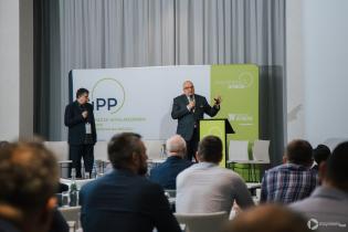 Od lewej: Michał Andrzejewski (Gamm-Bud sp. z o.o.) oraz Roland W. Waniek (IKT – Institut für Unterirdische Infrastruktur gGmbH). IV Konferencja „Renowacja Wykładzinami (Rękawami) Utwardzanymi na Miejscu”. Fot. Quality Studio dla www.inzynieria.com