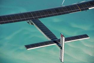 Lot testowy samolotu Solar Impulse 2 nad Abu Dhabi / źródło: Solar Impulse Press Corner