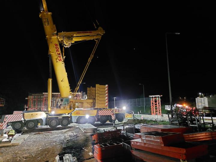Nocny montaż kładki nad przyszłą drogą ekspresową S52 [zdjęcia]