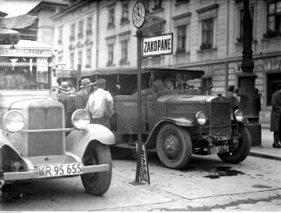 Autobus marki Mercedes stojący na stanowisku. Czerwiec 1932 r. Fot. Narodowe Archiwum Cyfrowe