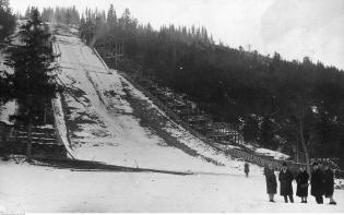 Skocznia w trakcie przygotowań do mistrzostw świata w narciarstwie. Styczeń 1929 r. Fot. Narodowe Archiwum Cyfrowe.