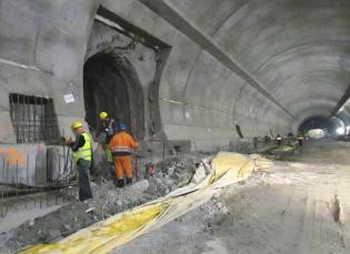 Zakopianka – budowa tunelu. Zbrojenie murków podjezdniowych w tunelu. Fot. GDDKiA