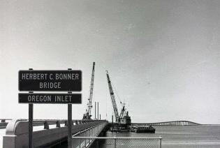 Budowa przeprawy Bonner Bridge, otwartej w 1963 r. Fot. NCDOT