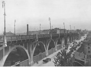 Most Poniatowskiego w Warszawie. Z prawej fragment budynku Koszar Blocha, lata 1926–1932. Fot. Narodowe Archiwum Cyfrowe