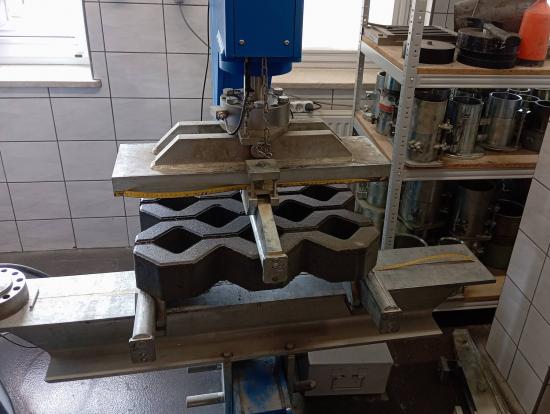 Zdjęcie Badania akceptacyjne prefabrykowanych płyt ażurowych. Fot. GDDKiA