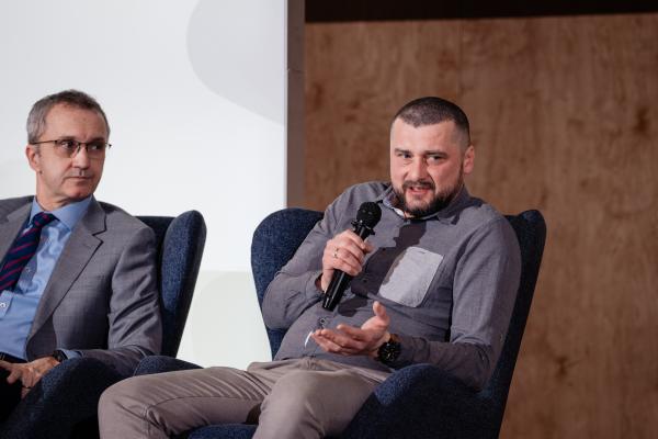 Zdjęcie IX Konferencja Bezwykopowa Rehabilitacja. Panel dyskusyjny, od lewej: Rafał Faryś (Marplast sp. z o.o.) oraz Ryszard Bednarz (PREDL). fot. Quality Studio dla www.inzynieria.com