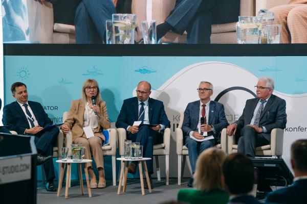 Zdjęcie IV Kongres Gospodarowania Wodami i Ochrony Przeciwpowodziowej. Panel dyskusyjny, od lewej: Mateusz Balcerowicz, Prezes Państwowego Gospodarstwa Wodnego Wody Polskie; Renata Tomusiak, Prezes Miejskiego Przedsiębiorstwa Wodociągów i Kanalizacji w m.st. Warszawie; Robert Gajda, Zastępca Prezesa Narodowego Funduszu Ochrony Środowiska i Gospodarki Wodnej; Stanisław Drzewiecki, Prezes Miejskich Wodociągów i Kanalizacji w Bydgoszczy; Stanisław Kracik, III Zastępca Prezydenta Miasta Krakowa. fot. Quality Studio dla www.inzynieria.com