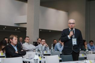 Mariusz Iwanejko, Blejkan S.A. Dyskusja w ramach sesji roboczych nt. wytycznych odbiorów prac realizowanych w technologii CIPP w trakcie IV Konferencji „Renowacja Wykładzinami (Rękawami) Utwardzanymi na Miejscu”. Fot. Quality Studio dla www.inzynieria.com