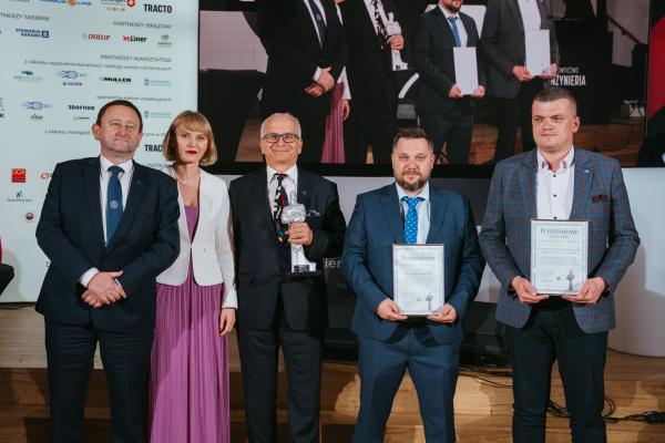 Zdjęcie XXIII Konferencja, Wystawa i Pokazy Technologii Inżynieria Bezwykopowa 2025. Uroczysta gala z wręczeniem nagród TYTAN. dr hab. inż. Paweł Popielski, prof. PW Politechnika Warszawska; dr inż. Beata Nienartowicz, Politechnika Warszawska/IDEANTE; Mariusz Iwanejko, Blejkan S.A.; Łukasz Lis, Pipe Control Łukasz Lis; przedstawiciel MPWiK Rzeszów. fot. Quality Studio dla www.inzynieria.com