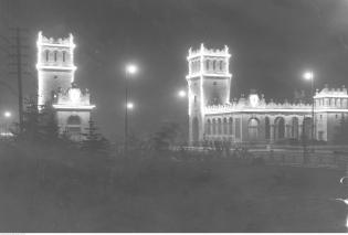 Podświetlone wieże i galeria Mostu Poniatowskiego w Warszawie, 1934 r. Fot. Narodowe Archiwum Cyfrowe. 