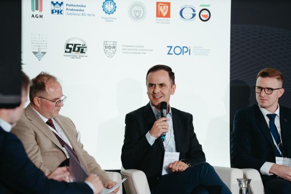 Zdjęcie IV Kongres Geoinżynieria i Budownictwo Podziemne. Panel dyskusyjny pt. „Budowa tuneli w trudnych warunkach gruntowych – wyzwaniem dla najlepszych!”. Od lewej: Marcin Tomaszewski (Przedsiębiorstwo Budowy Dróg i Mostów), Marcin Itczak (Keller Polska), Bartłomiej Dziuban (Gülermak). fot. Quality Studio dla www.inzynieria.com