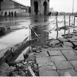 Most Księcia Józefa Poniatowskiego. 26 lutego 1971 r. Fot. Narodowe Archiwum Cyfrowe